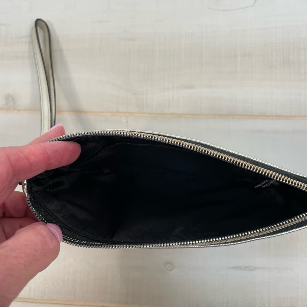 Victoria’s Secret NWT Gold Zipper Cosmetic Bag Wristlet - Picture 8 of 8